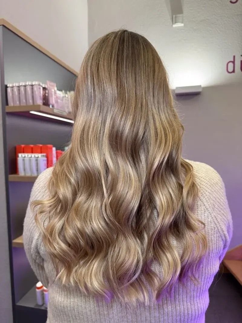 Weich gestylte, lange Wellen in Blondtönen, Styling-Ergebnis bei Anja Weiss in Oldenburg